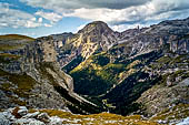 Trekking nel Parco Naturale Puez-Odle. Da Passo Gardena al Rifugio Puez, il profondo solco della Vallelunga con il monte Stevia.